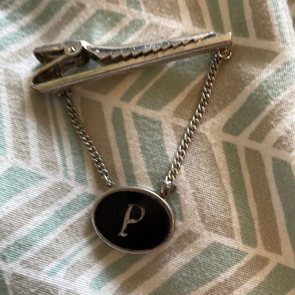 Alligator hair clip with a P